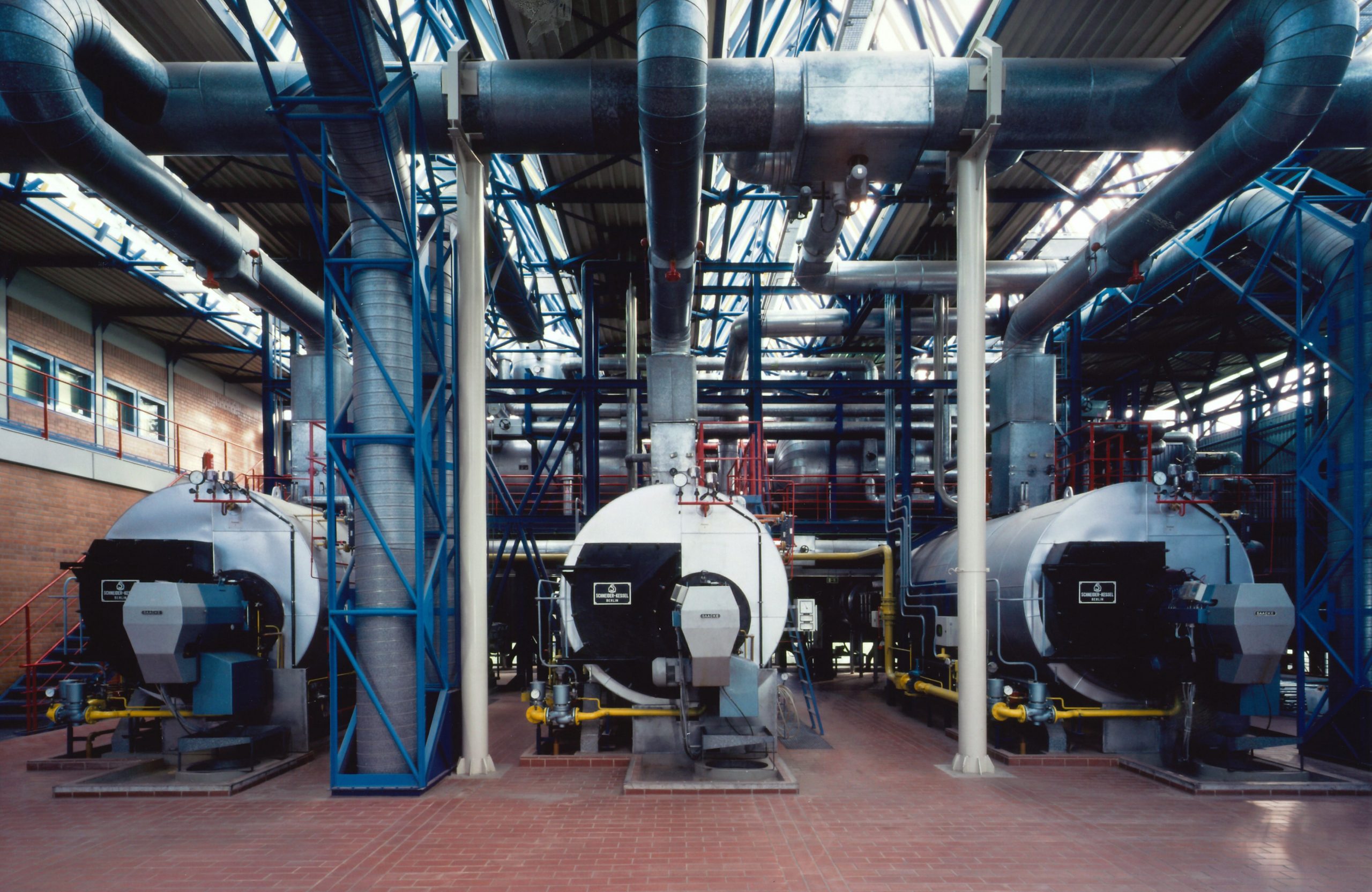 Oil and gas-fired 3x 8 t / h three-pass boiler system (1983) Oil and gas-fired 3x 8 t / h three-pass boiler system (1983)